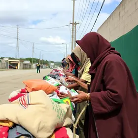 Prefeitura de Cuiabá distribui marmitas e cobertores para população em situação de rua