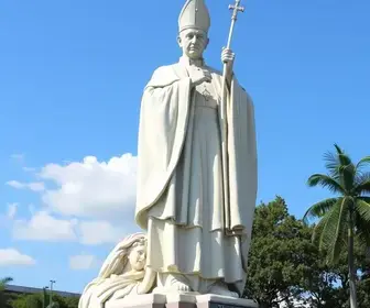 Cuiabá inaugura escultura de São João Paulo II nos 35 anos da visita do Papa