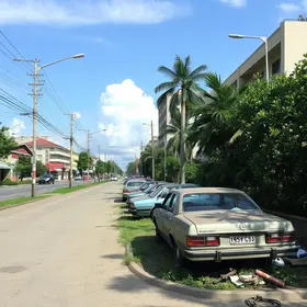 Espaço público recebe manutenção após retirada de carros abandonados em Cuiabá